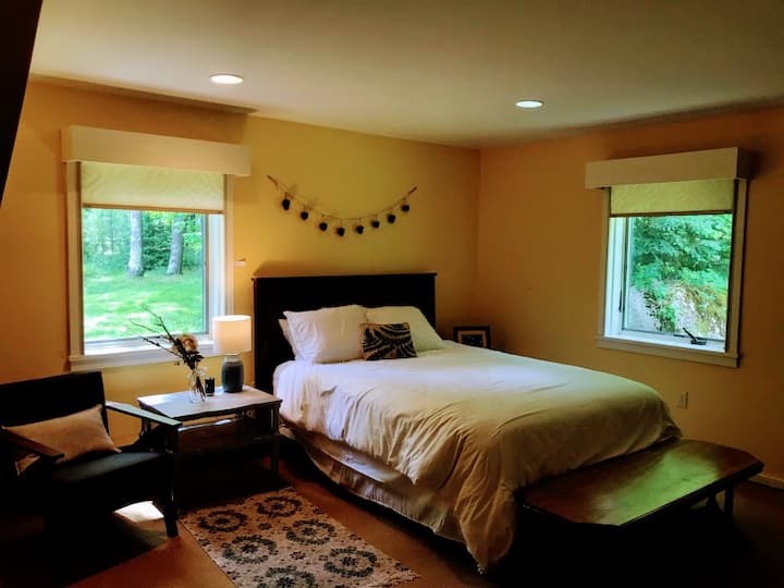 主楼层客房配有标准双人床、大衣柜、所有床上用品