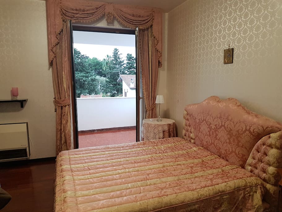camera da letto matrimoniale vista giardino e vista piscina