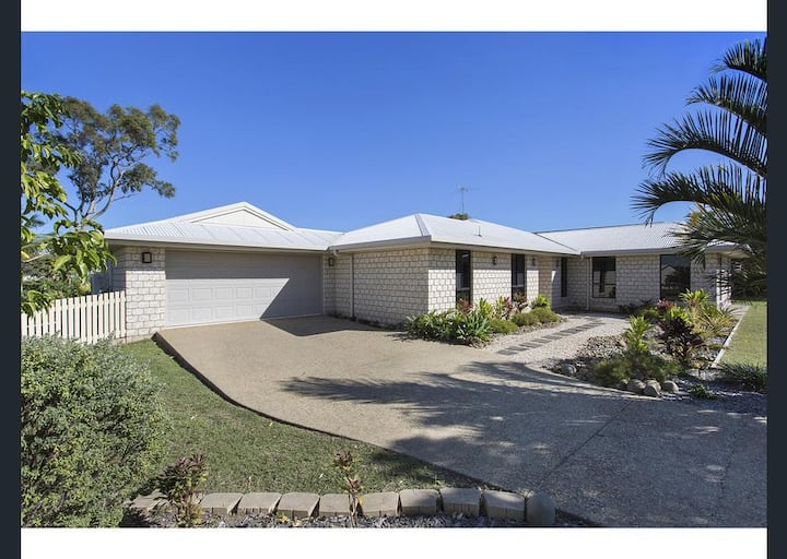 Modern & Just off Highway - 2 Double rooms.