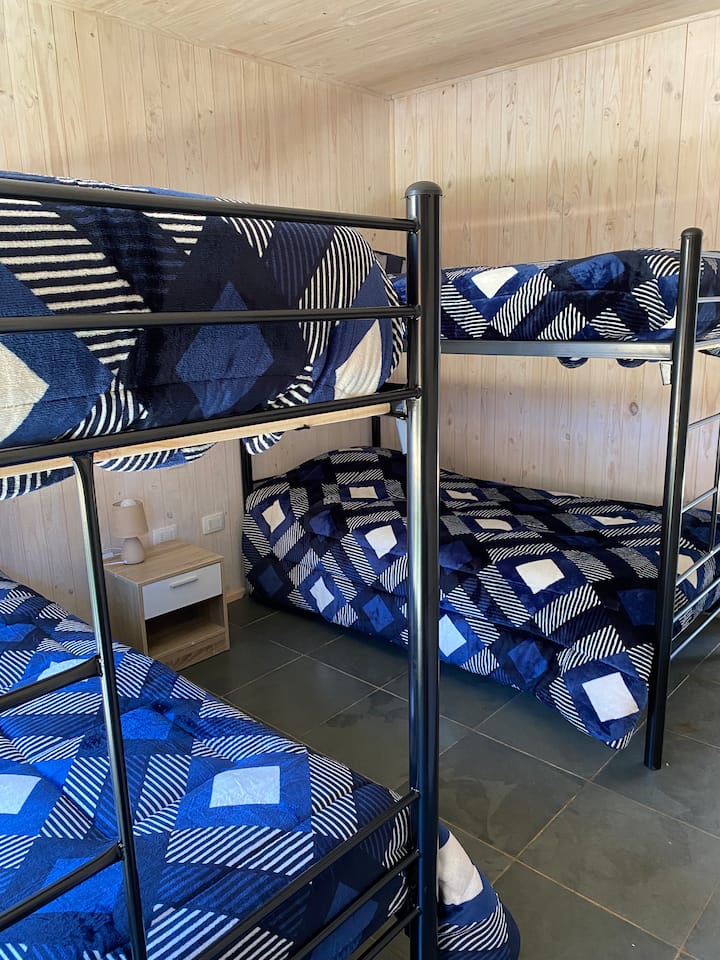 חדר שינה משני עם שתי מיטות קומתיים.