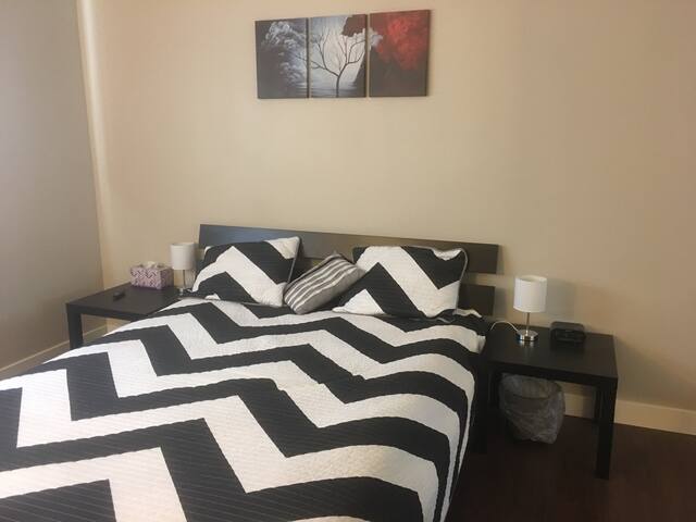 Beautiful Bedroom, Queen Bed in Single Family Home