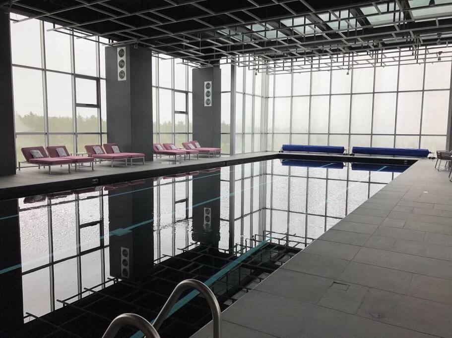 Esta es una alberca semi-olímpica, con agua caliente de 5am a 11pm y se encuentra a un lado de los jacuzzis.
