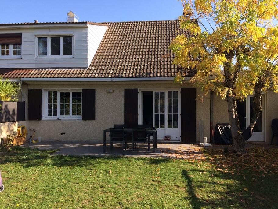 Jardin clos de 100m2 avec cage de foot, table de ping pong, terrasse, barbecue...