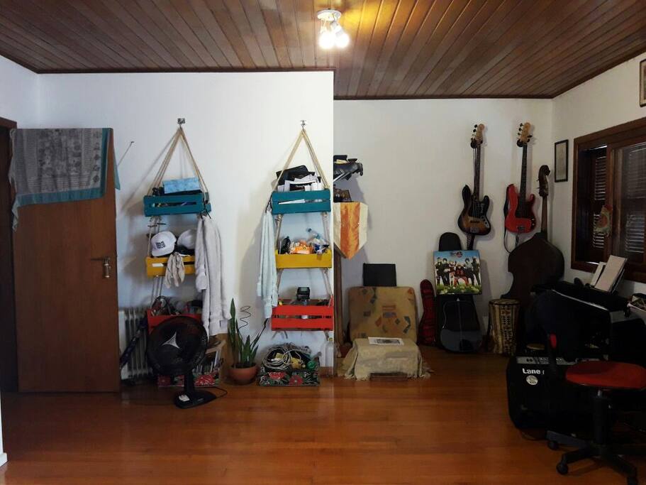 Como este quarto ainda está sendo desocupado, os móveis que aparecem aqui não são exatamente os mesmos que estarão disponíveis!