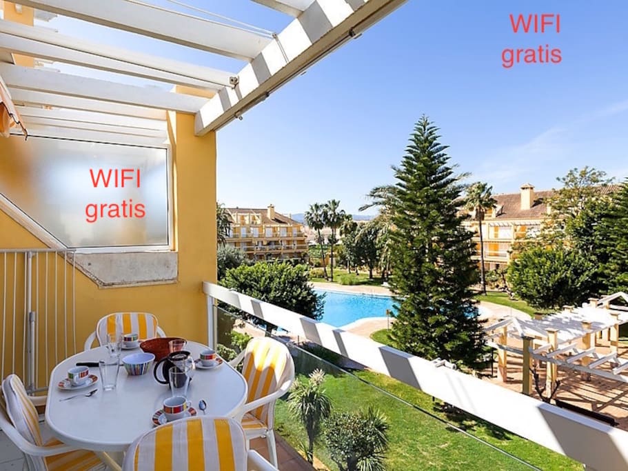 Terraza con vistas al jardín y la piscina