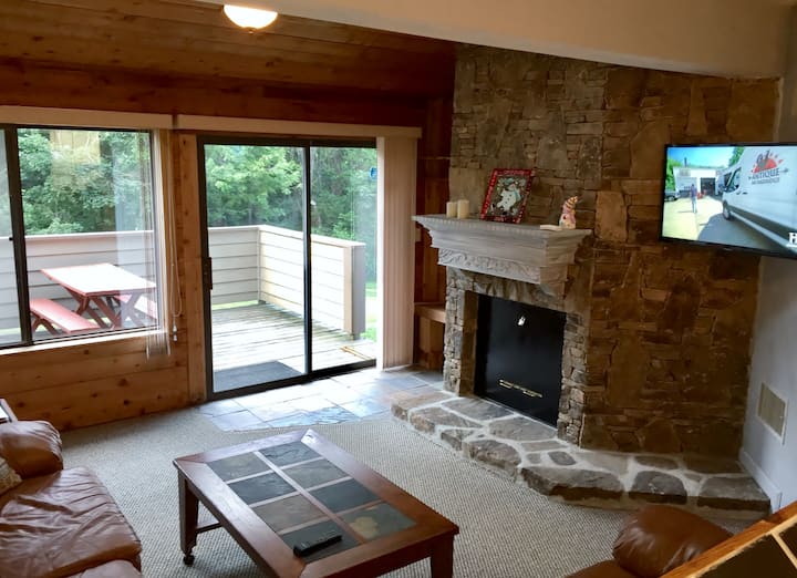 ห้องนั่งเล่นติดกับดาดฟ้าด้านหลังส่วนตัวและพื้นที่สีเขียวของภูเขา