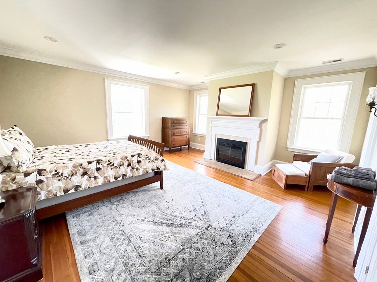 标准双人床卧室，配备独立的全功能浴室和壁炉