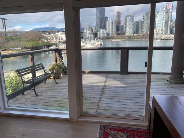 Waterfront home on sea wall, expansive ocean view gallery image 4