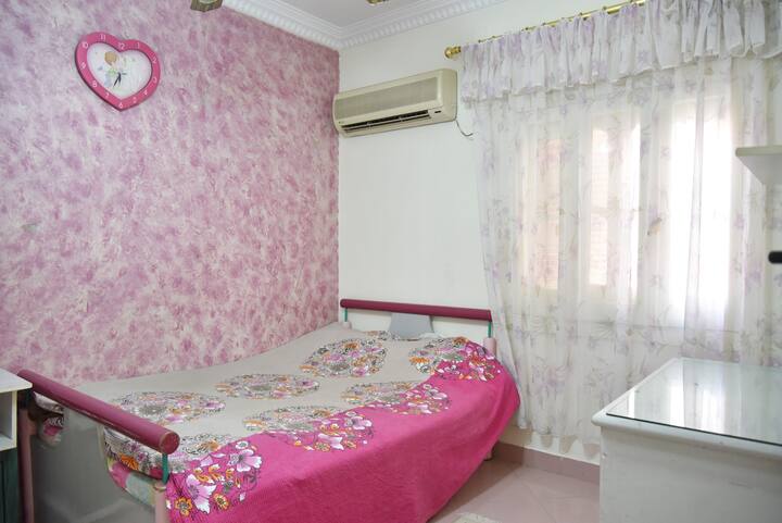 Stanza piccola 1: 140 cm letto, chiuso, scrivania, tavolo, aria condizionata