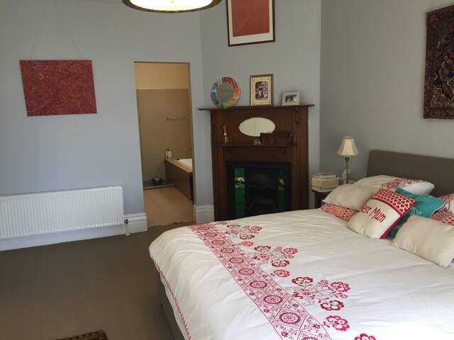 Large 5 bedroom house with beautiful garden gallery image 5