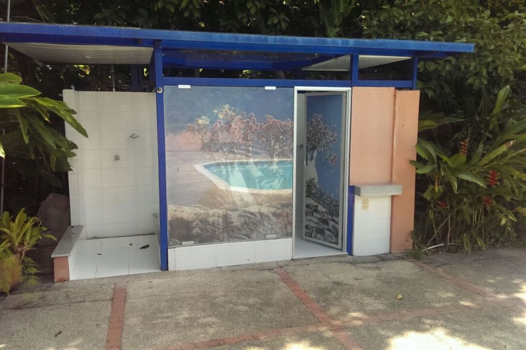 Baño con ducha en la piscina