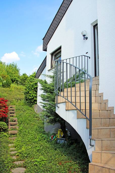 Eigener Treppenaufgang zur Ferienwohnung