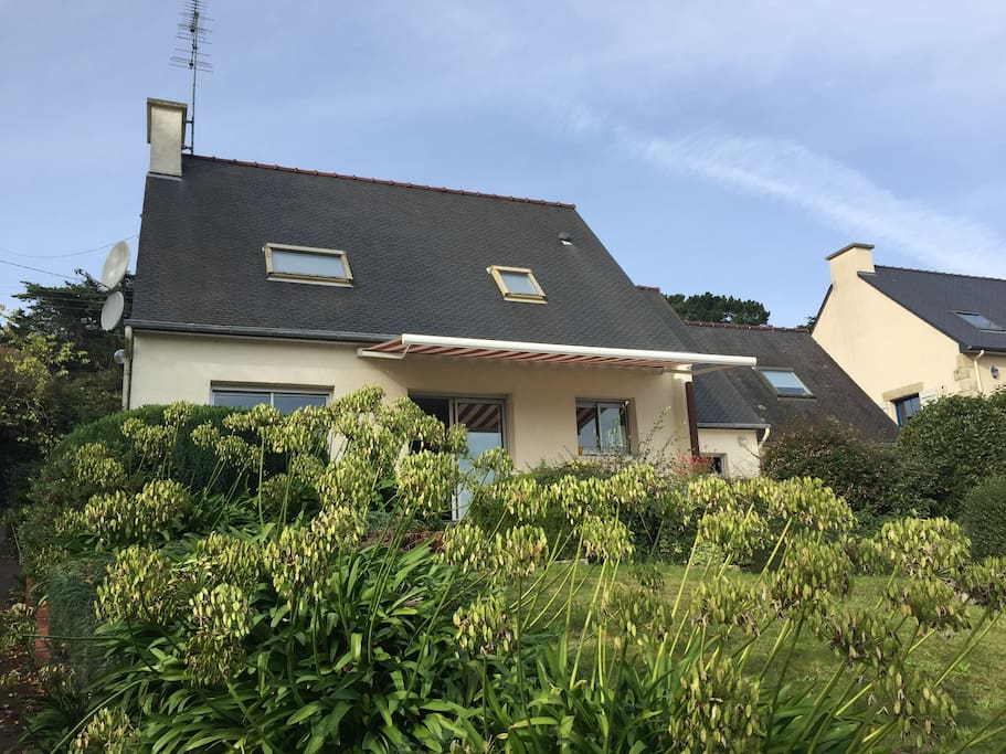 La maison vue du jardin