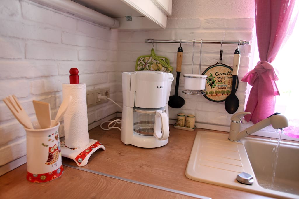 FULLY EQUIPPED BRAND NEW KITCHEN WITH COFFEE MACHINE, TOSTER, WATER HEATER, COOKING UTENSILS