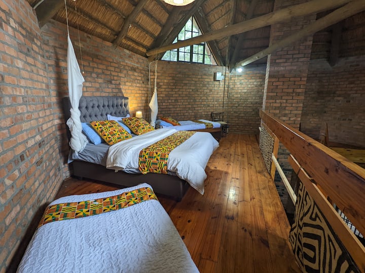 Este es el dormitorio del loft. Hay una cama queen y dos camas individuales que se apilan rodando una debajo de la otra para crear espacio