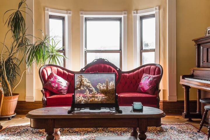 Huge Victorian!– Southern Charm!– United Center! gallery image 3