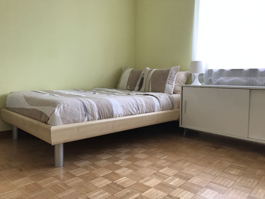 Das Bett ist ideal für 1 Person.Die Mase sind 120cm x 200cm
The bed is ideal for 1 Person. The size is 120cm x 200 cm.