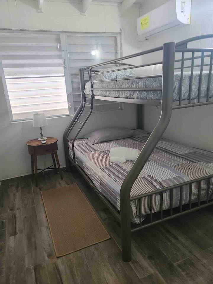 Chumba kidogo cha kitanda cha 3 kilicho na kitanda pacha na kilichojaa chini 