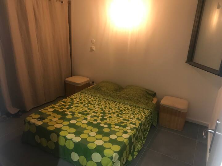 ห้องนอนที่สองพร้อมเครื่องปรับอากาศ