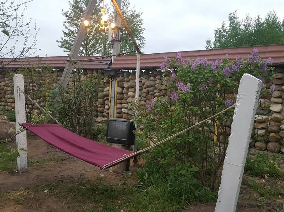 спальня:представляет из себя спальное место в виде гамака. В качестве освещения используется комнатная люстра. Установлен телевизор. Уютное место место чтобы побыть одному и наблюдать за звездами. Стены спальни выполнены в виде кустов сирени и яблонь.