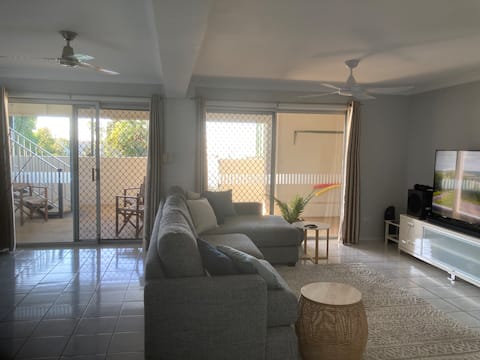 Top Airbnb: Sunny suite with the Works, Pool, 900m to beach in Alexandra Headland