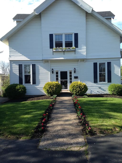Welcome to your home away from home! A beautiful apartment that is impeccably maintained!