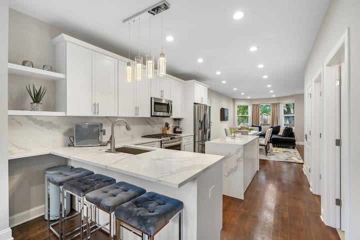 Gorgeous 5 BDR/ 4BA in Logan Square w/Parking! gallery image 4