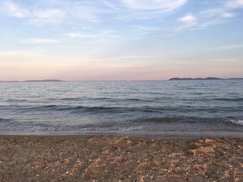 Annonce Airbnb populaire: Studio Les Salins Hyères, Porquerolles Sea View à Hyères