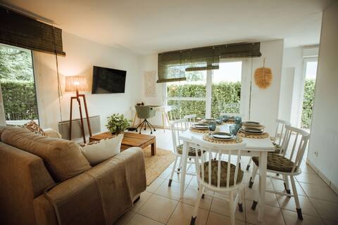 Bright apartment & terrace close to Geneva