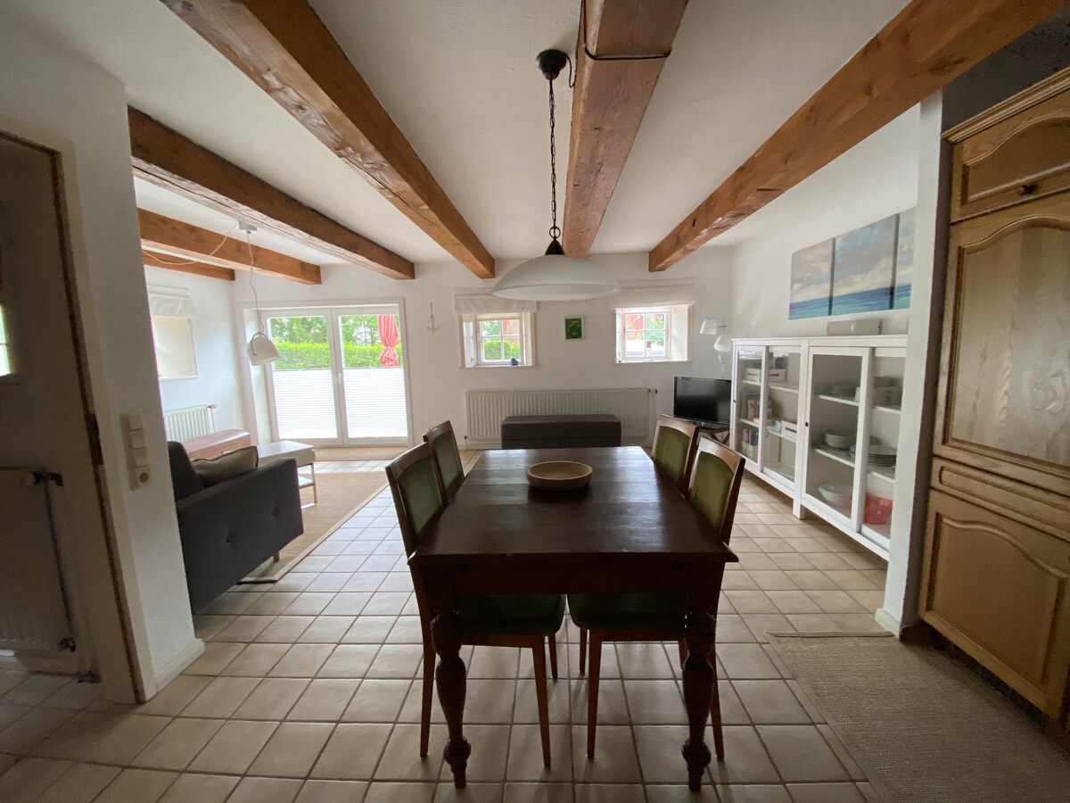 Top performing Airbnb: Living under thatch in a house from 1856 in Dagebüll