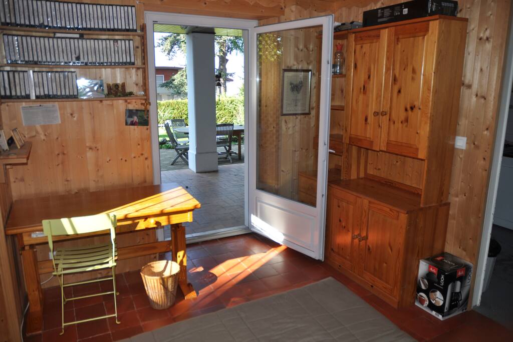Chambre avec accès direct sur le jardin et sa terrasse couverte.