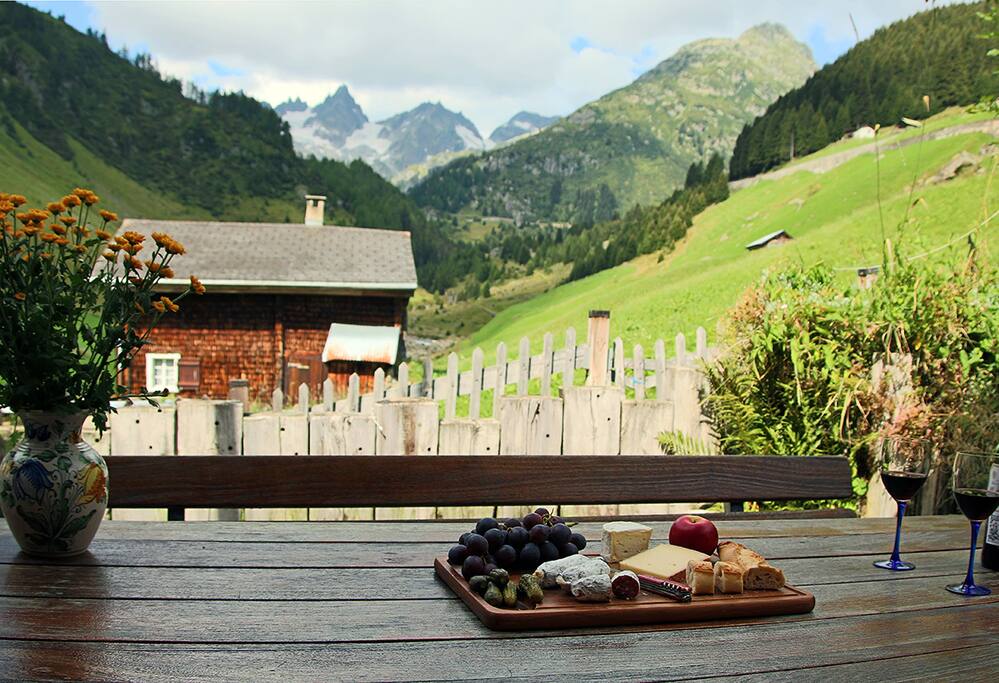 Sitzplatz vor dem Haus