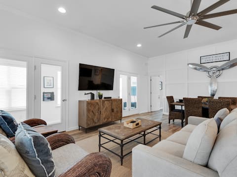 Renovated Coastal Cottage! Walk to Beach,