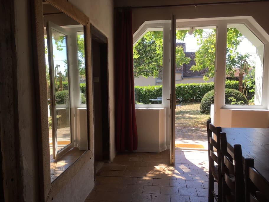 vue sur le jardin de la salle à manger