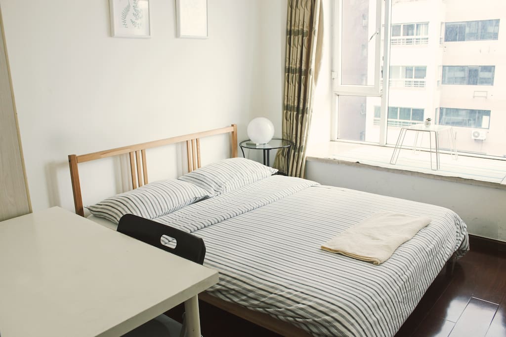 卧室 Another bedroom view includes a desk