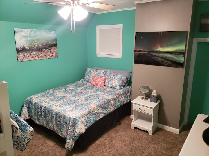 krevat të plotë në një dhomë private në katin e sipërm 