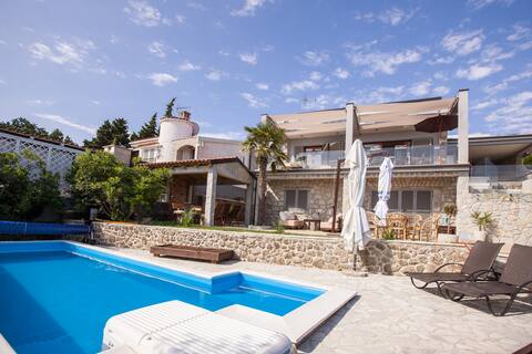 Villa Ana 2 -semiprivate apartment in a quiet town