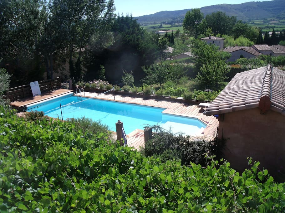 De la piscine, vue sur la belle vallée viticole de Valvignières