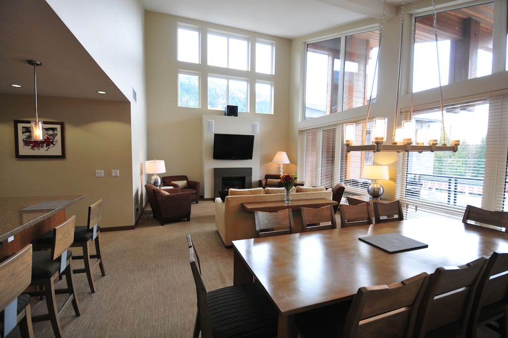 Living room with dining for 10