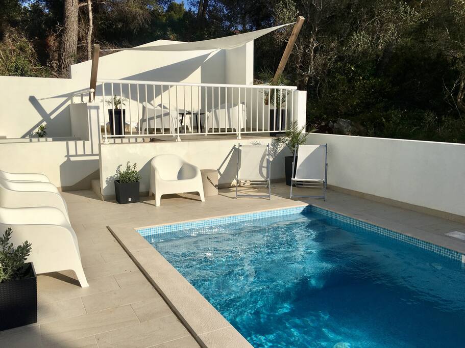 Ny pool med trappsteg ned i vattnet. Brand new pool with easy steps into the water.