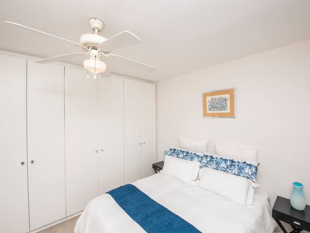 Stunning beachfront apartment gallery image 5