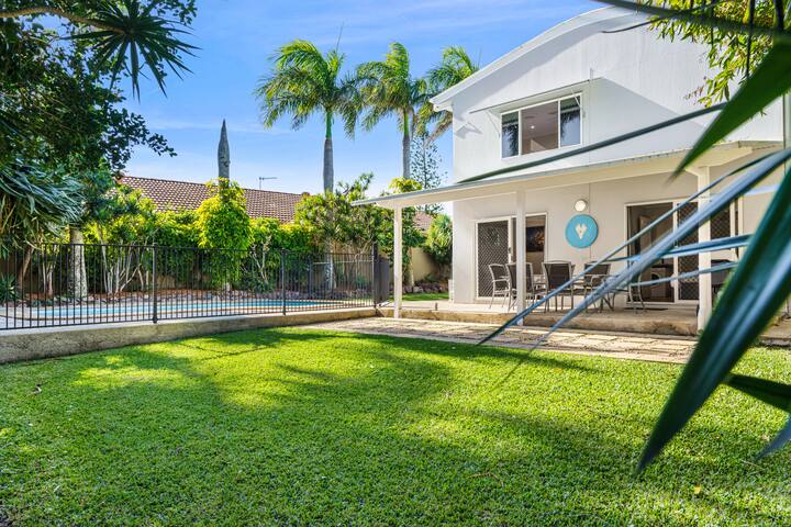 Peace within the palms, Castaways Beach gallery image 2