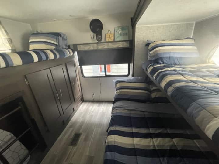 2 ° camera da letto 

2 letti singoli 

1 letto matrimoniale/matrimoniale 