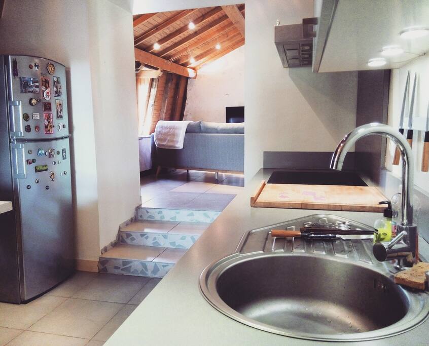 Cuisine équipée, électroménager récent. Espace toilettes et buanderie dans l'entrée