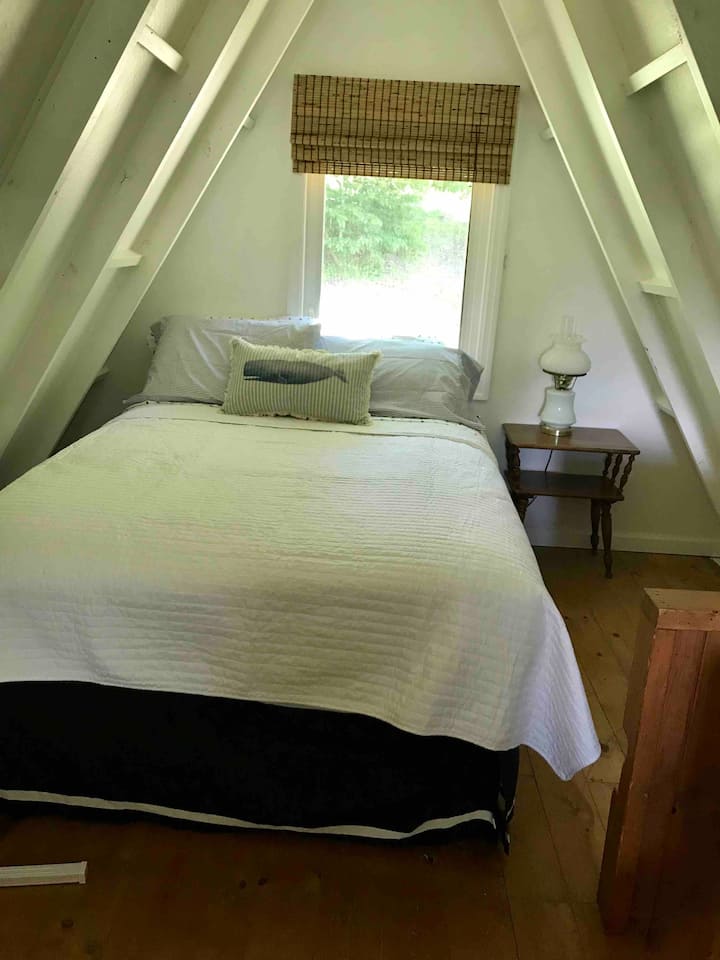 Loft with 2 single beds and 1 double bed overlooks the living room 