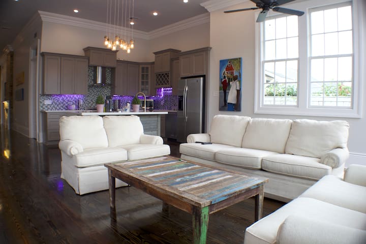 Walk to Bourbon/French Quarter 6 beds