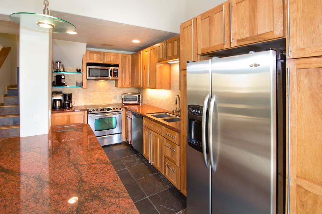 Full modern kitchen with everything you need to cook.