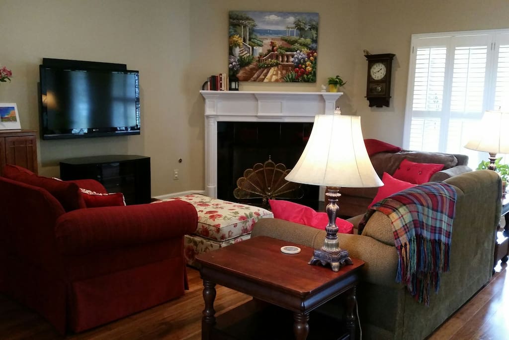 Comfy den with satellite tv, dvd/blu-ray, & gas log fireplace