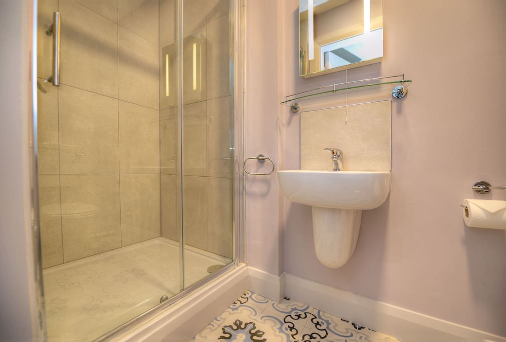 Room 4 bathroom