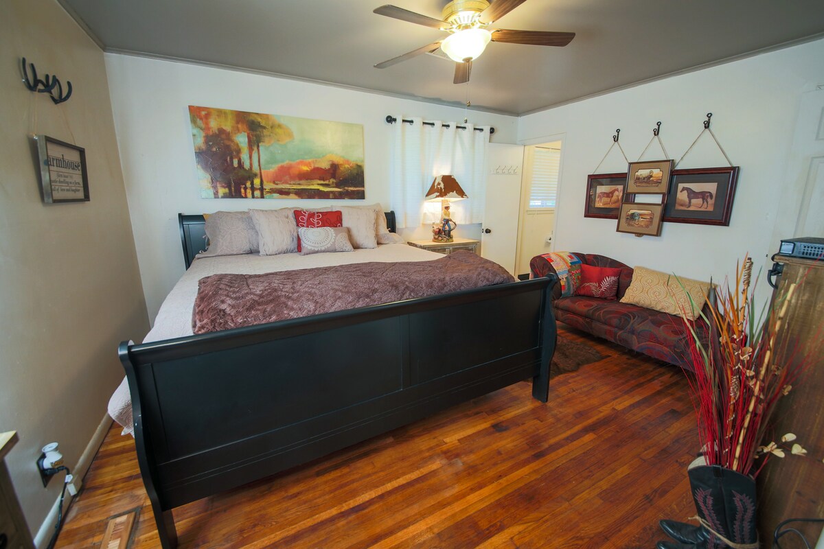 Dormitorio con cama tamaño king.    Esta habitación también tiene una TV con cable.